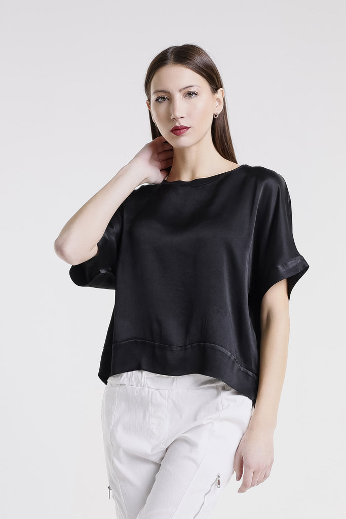 BSS231 001 Black Serena SS Viscose Sheen Top w/ Band Trim