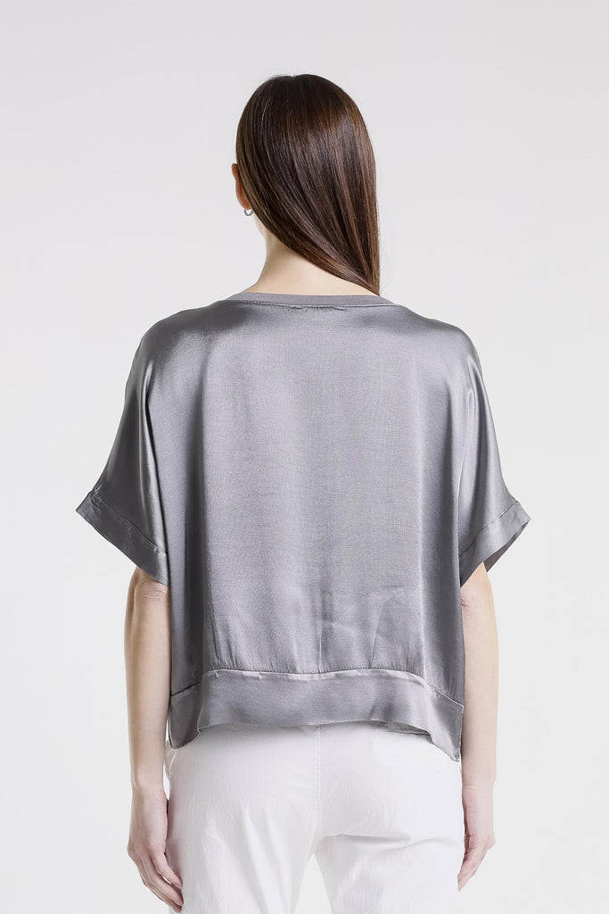 BSS231 090 Elephant Gray Serena SS Viscose Sheen Top w/ Band Trim
